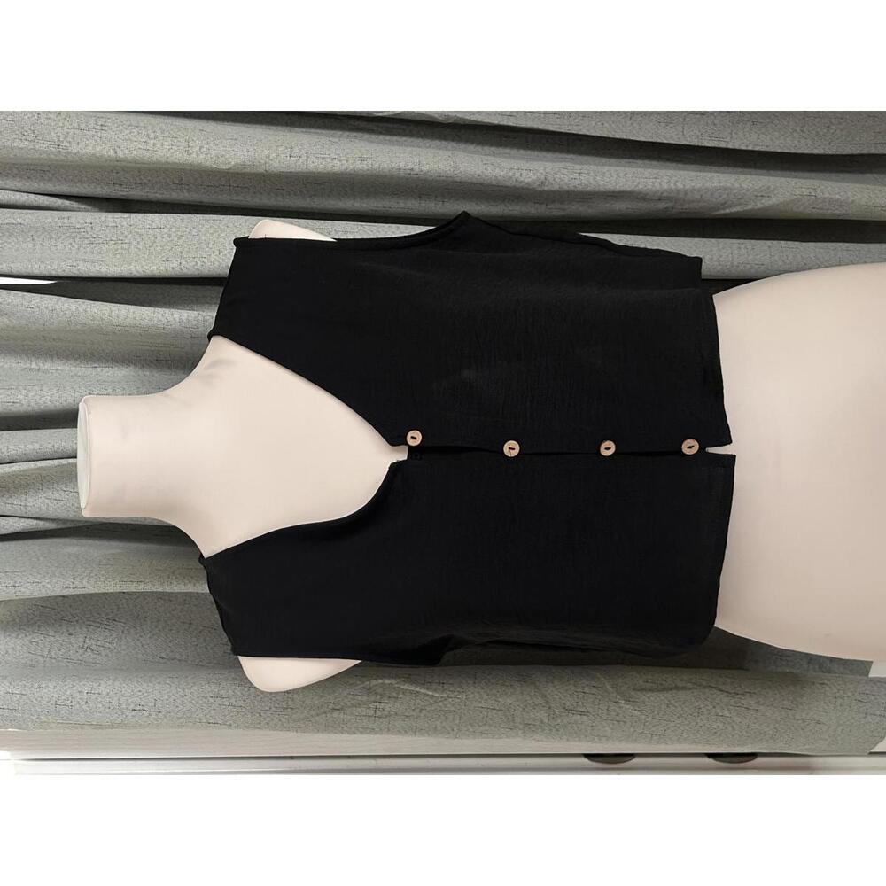 Chic Black Sleeveless Button-Up Crop Top
